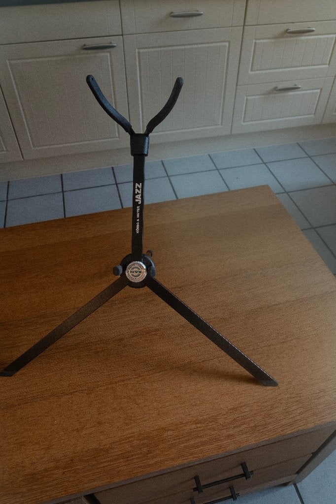 Konig & Meyer 14335 Jazz standaard voor tenor saxofoons, Muziek en Instrumenten, Standaards, Ophalen, Zo goed als nieuw, Instrumentstandaard