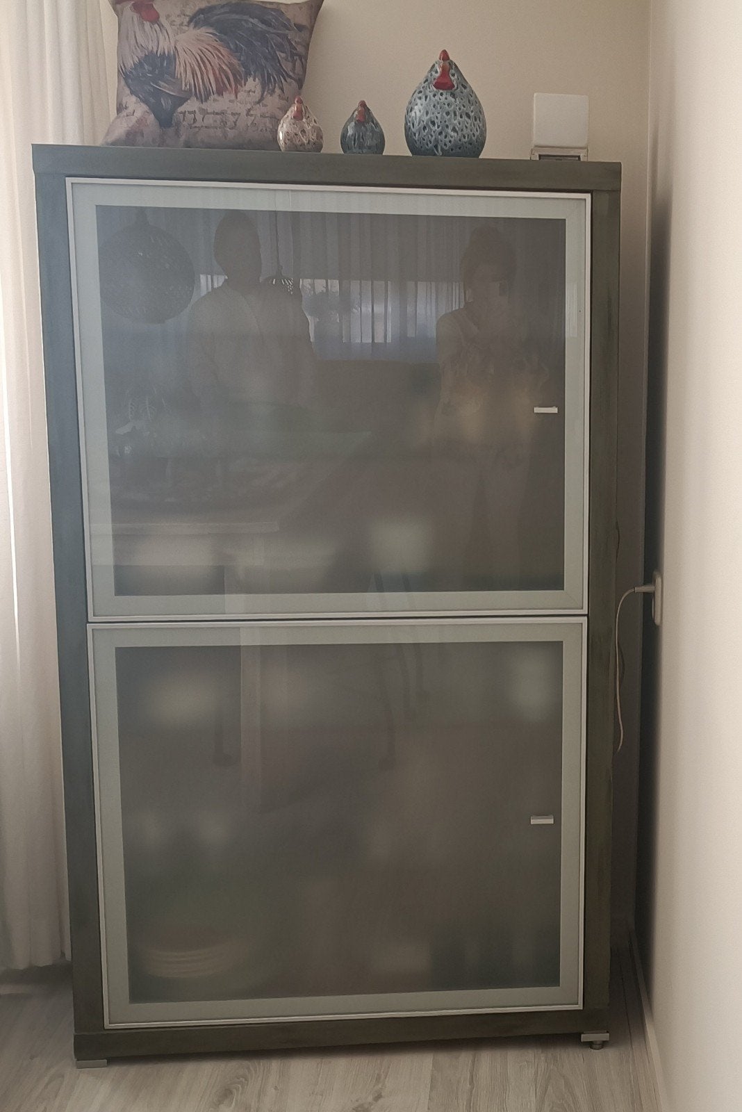 Mooie vitrinekast met glazen deuren en planken, Ophalen, Met deur(en), Overige houtsoorten, 50 tot 100 cm