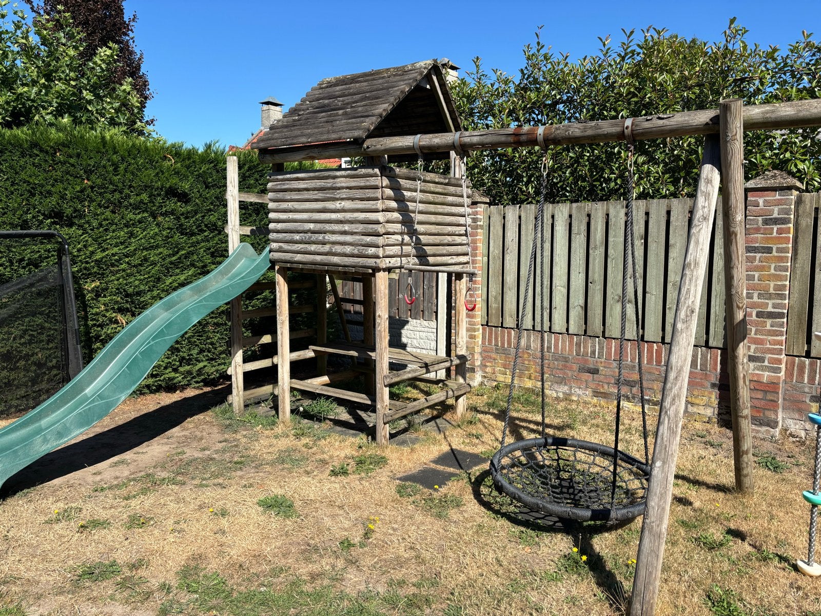 Houten speeltoestel met glijbaan en schommel, Kinderen en Baby's, Speelgoed | Buiten | Speeltoestellen, Ophalen, Gebruikt, Glijbaan