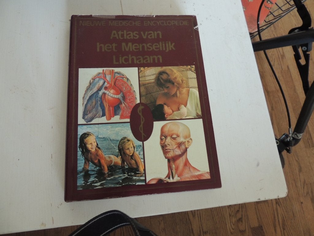 boek als atlas van het menselijk lichaam, Boeken, Ophalen of Verzenden, Zo goed als nieuw, Overige wetenschappen