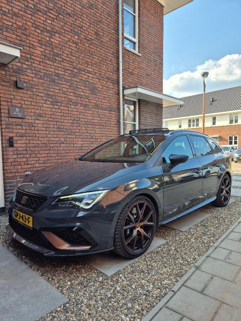 SEAT Leon ST 2.0 TSI CUPRA R 4DRIVE BLACKNESS GREY CARBON, Auto's, Seat, Particulier, Leon, 4x4, ABS, Achteruitrijcamera, Adaptive Cruise Control