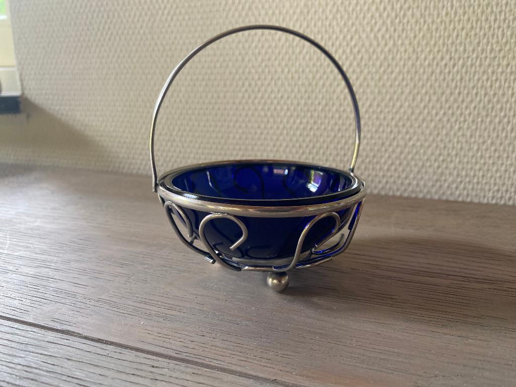 Vintage bonbon schaaltje van blauw glas en metalen houder, Antiek en Kunst, Ophalen of Verzenden