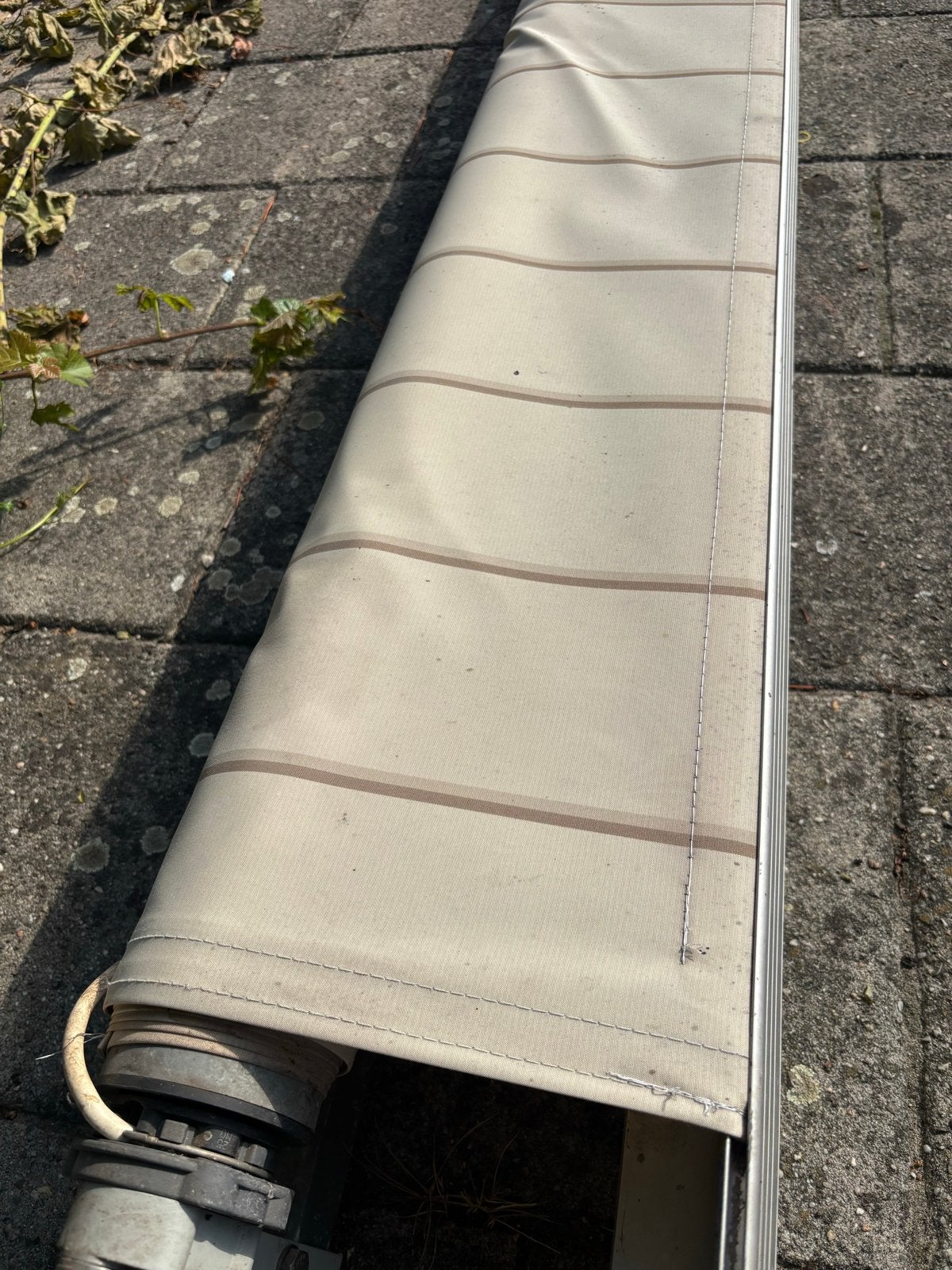 Gebruikt knikarmscherm - beige/bruin gestreept, Tuin en Terras, Zonneschermen, Gebruikt, 450 cm of meer, Ophalen of Verzenden