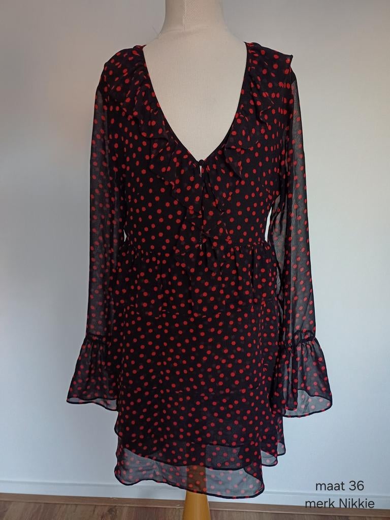 Nikkie jurk zwart met rode stippen maat 36, Kleding | Dames, Blouses en Tunieken, Ophalen of Verzenden, Zo goed als nieuw, Maat 36 (S)