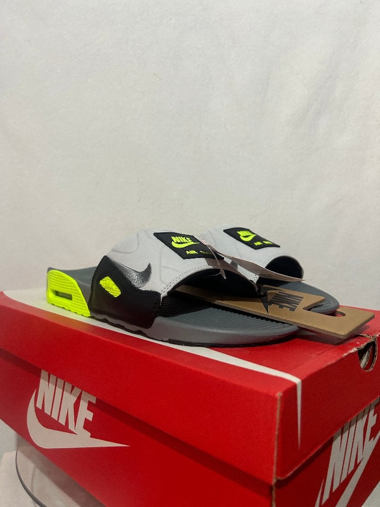 NIEUW IN DOOS Maat 43 - Nike Air Max 90 Slide Slipper Grey, Kleding | Heren, Schoenen, Slippers, Overige kleuren, Verzenden, Nike
