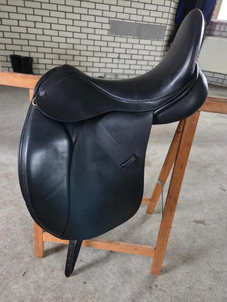 MOETEN WEG: KM Dressage Deluxe en Kieffer Europe CT, 18inch., Ophalen of Verzenden, Zo goed als nieuw, Dressuur
