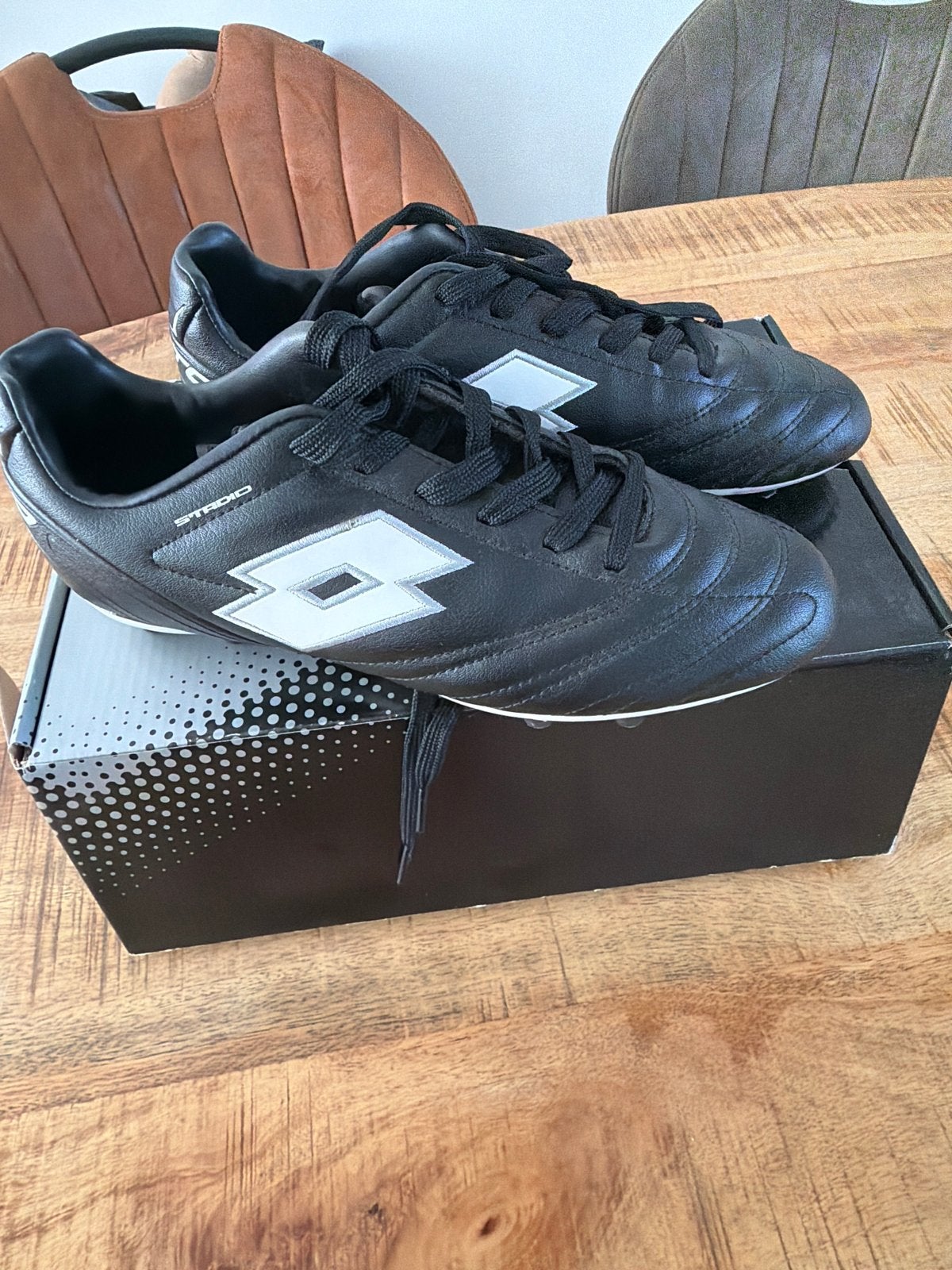 Lotto Stadio voetbalschoenen maat 40 - Zwart, Ophalen of Verzenden, Zo goed als nieuw, Schoenen