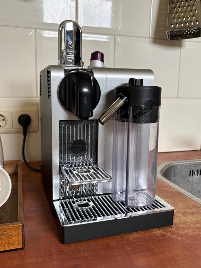 Nespresso Apparaat - Zilverkleurig met Melkopschuimer, Witgoed en Apparatuur, Koffiezetapparaten, Espresso apparaat, Ophalen of Verzenden