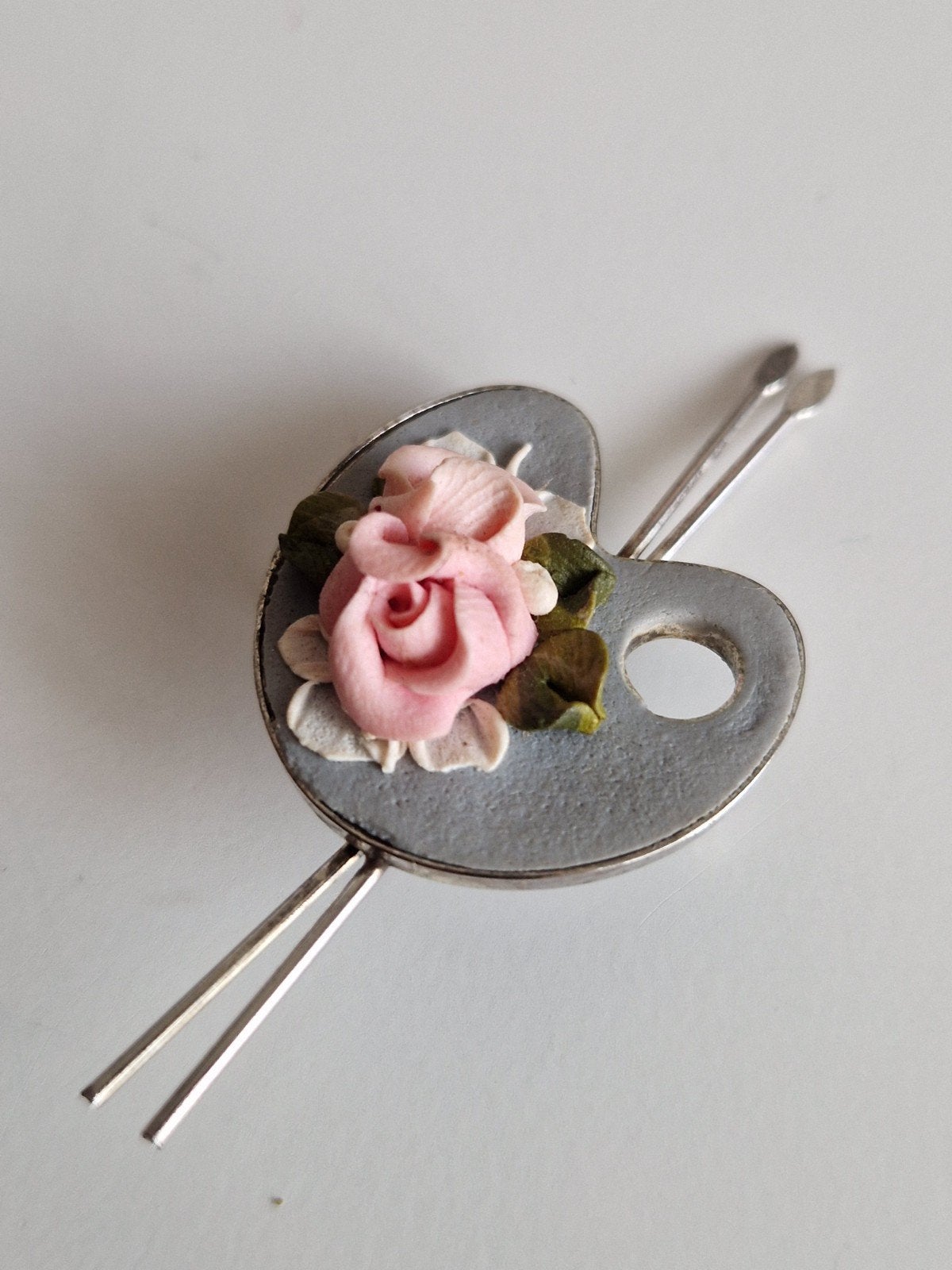Vintage broche schilderspalet met roosjes, Ophalen of Verzenden, Overige materialen