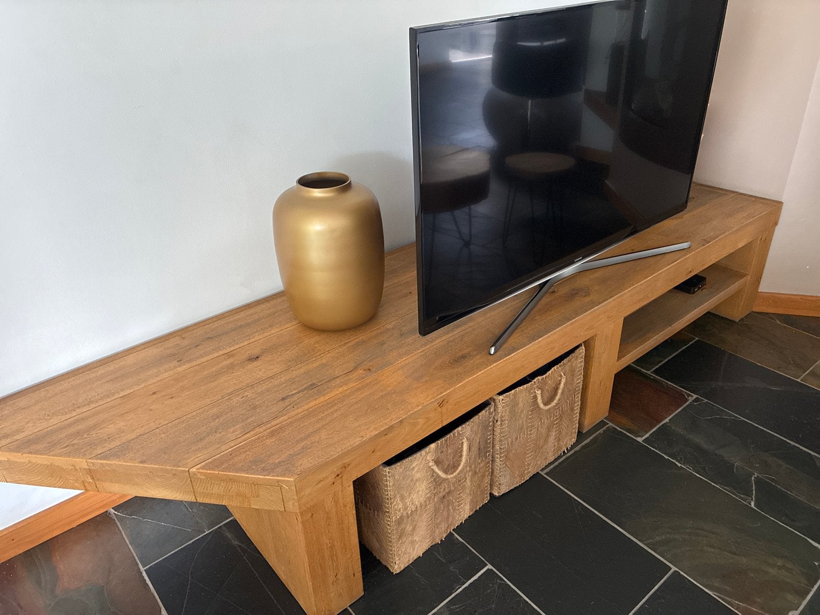 Uniek handgemaakt TV-meubel van massief hout, Ophalen, Gebruikt, 200 cm of meer, Minder dan 100 cm