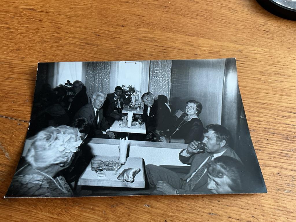 O125 groep mensen restaurant Marlboro sigaretten asbak, Ophalen of Verzenden, 1980 tot heden, Zo goed als nieuw, Overige onderwerpen