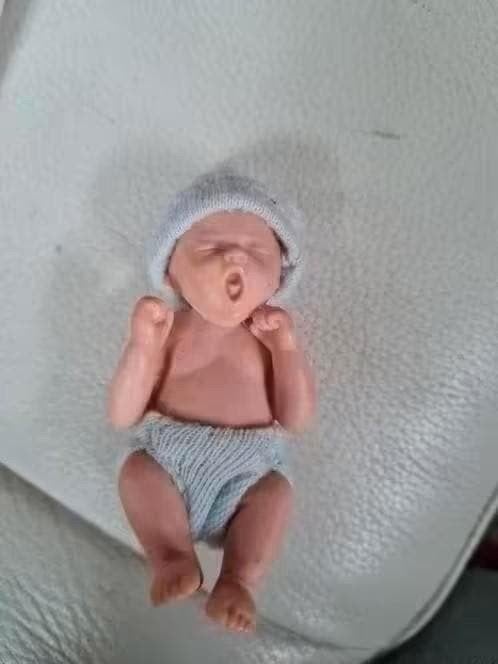 Miniatuur gapend popje met mutsje - Poppenhuis baby, Ophalen of Verzenden