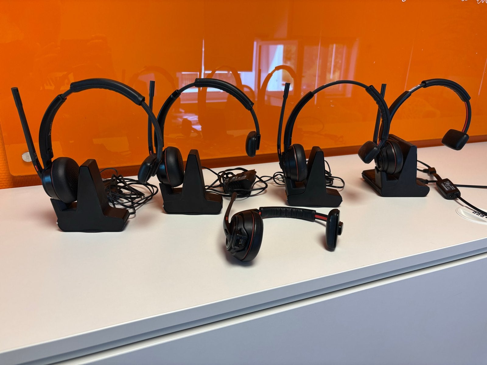Poly Savi W8200B/A headsets met opladers en base, Overige merken, Gebruikt, Ophalen of Verzenden, Over-ear