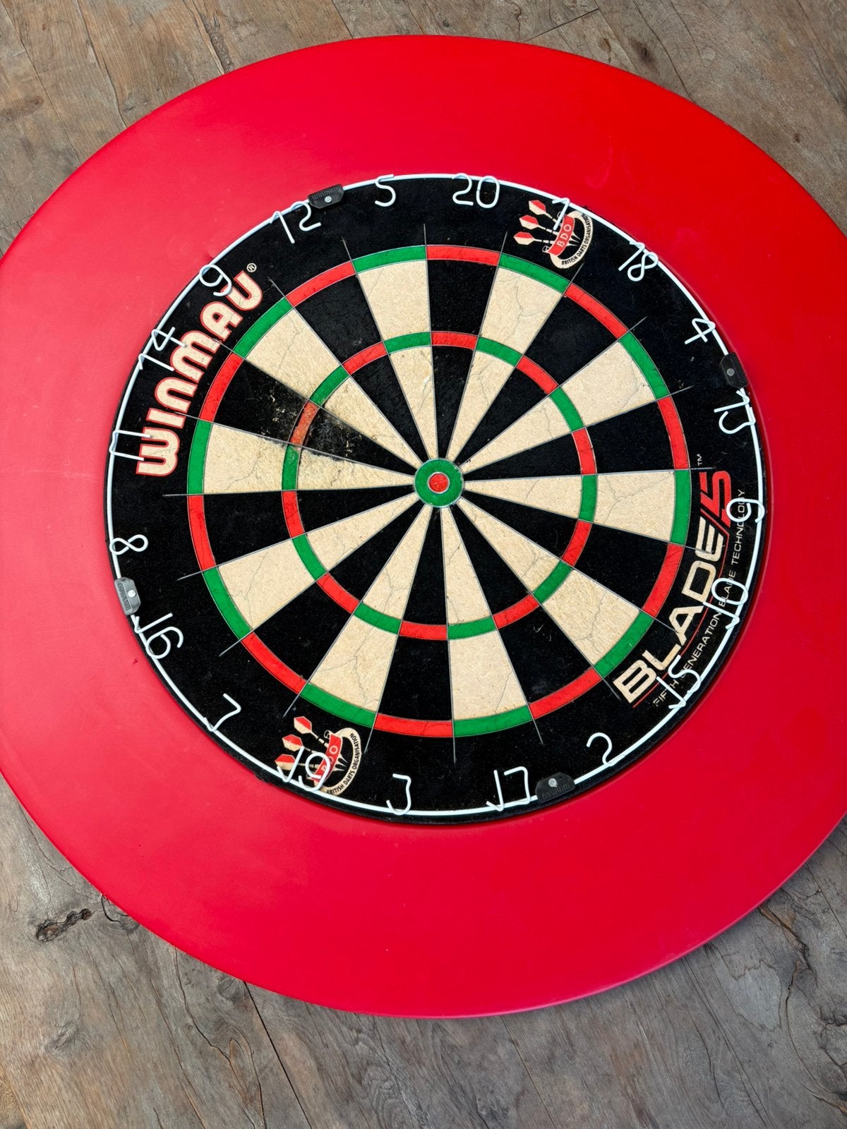 Dartbord winmau blade 5 gebruikt met ophangsysteem, Ophalen, Gebruikt, Dartbord