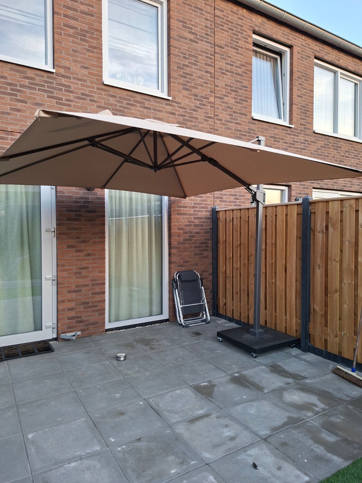 Grote zweefparasol 3mtr- Beige/Zandkleur, Tuin en Terras, Ophalen, Kantelbaar, 3 tot 4 meter, Zweefparasol