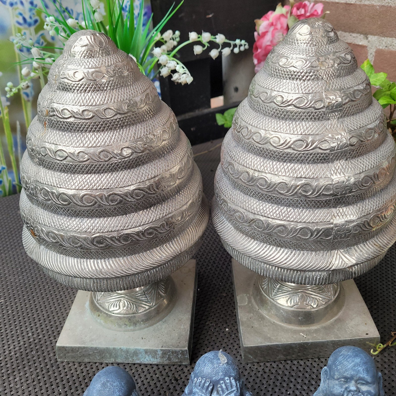 Twee zware decoratieve stukken in zilverkleur, Ophalen
