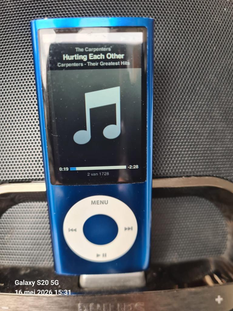 Blauwe iPod Nano 4e generatie met Philips docking station, Audio, Tv en Foto, Mp3-spelers | Apple iPod, Gebruikt, Nano, 2 tot 10 GB