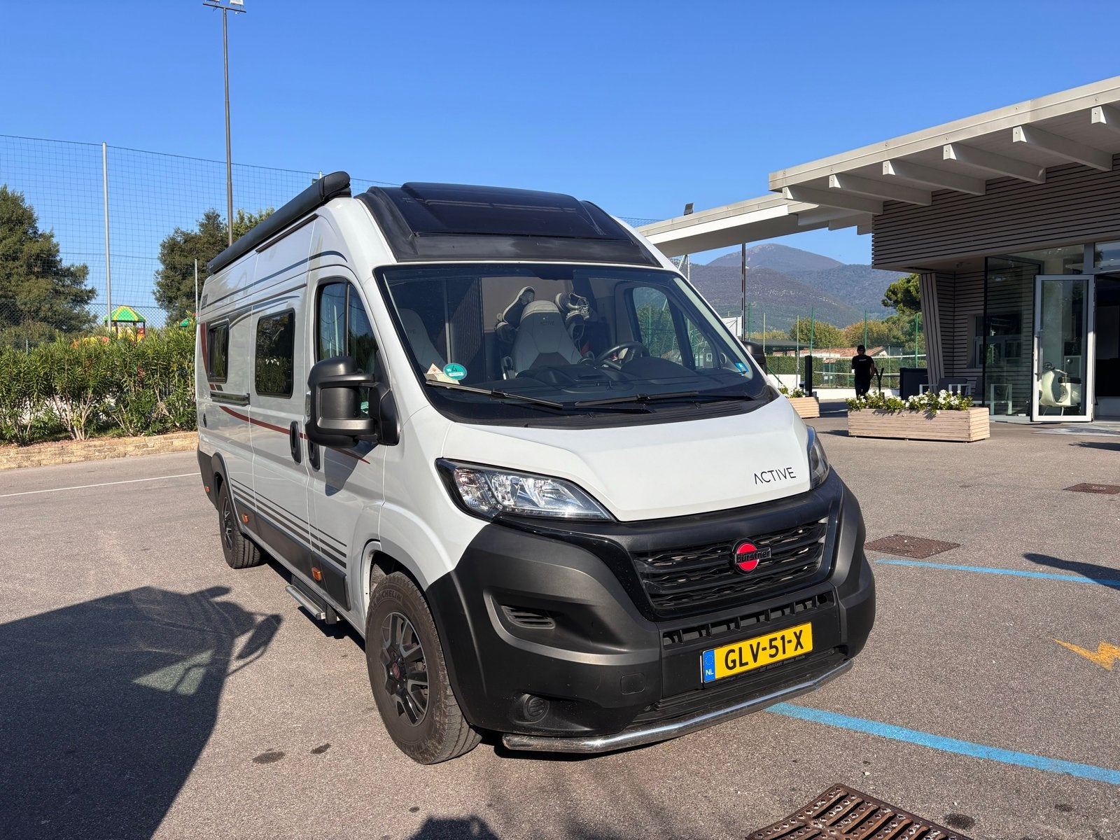 Burstner Eliseo C644 Active met unieke rondzit 2024 13500km, Caravans en Kamperen, Buscamper of Camperbus, Ringverwarming, Fiat