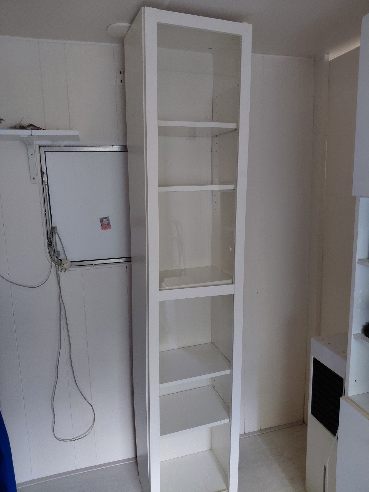 Te Koop, Witte smalle Ikea  Vitrine kast., Minder dan 50 cm, Modern, functioneel, Ophalen of Verzenden, Minder dan 25 cm