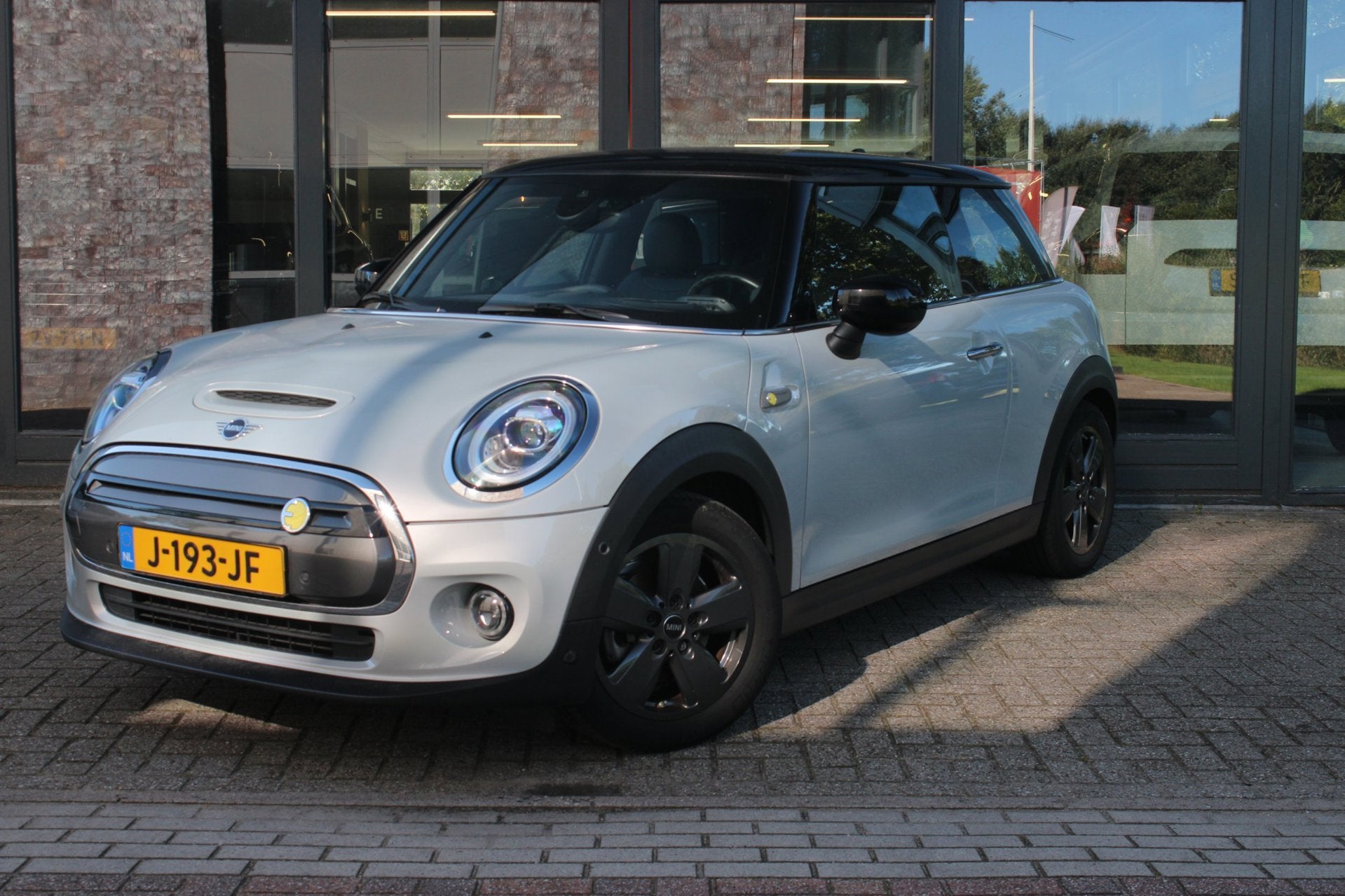 Mini Electric Charged 33 kWh | head-up display | Bluetooth |, Auto's, Dealer onderhouden, 1340 kg, Automatische klimaatregeling