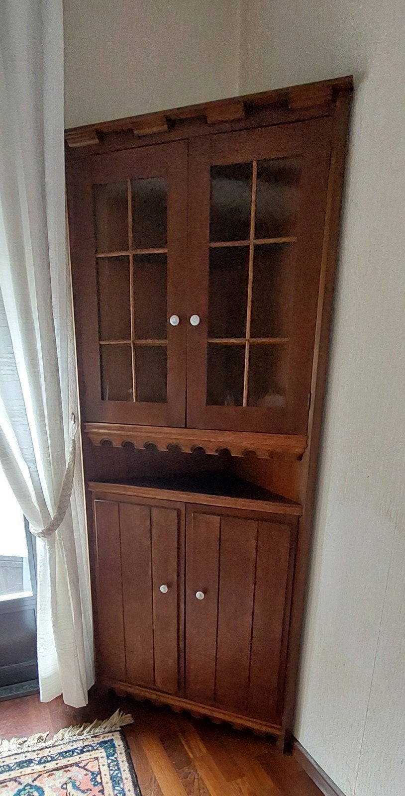 Houten hoekkast met glazen deuren en opbergruimte, Ophalen, Gebruikt