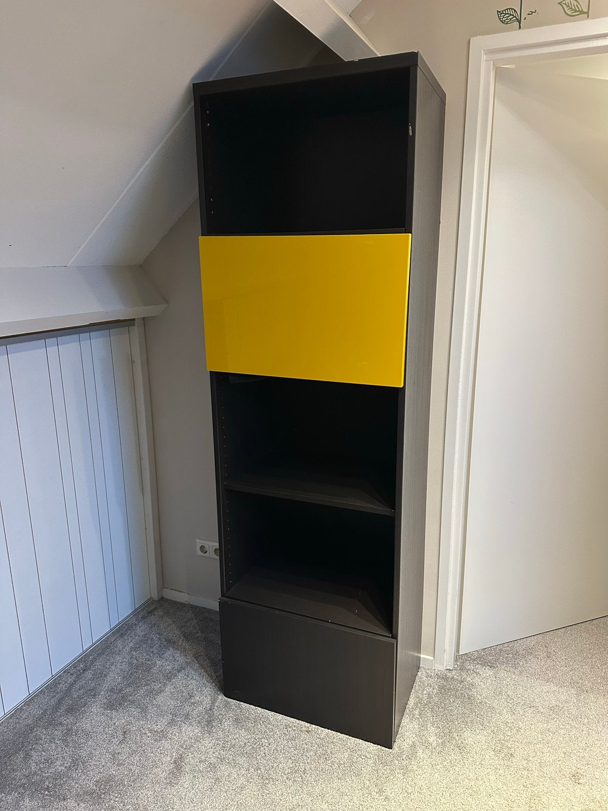 Boekenkast met gele accenten - modern en functioneel, Ophalen, Met deur(en), 50 tot 100 cm, Zo goed als nieuw