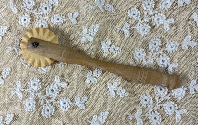 Vintage Frans raderwieltje deegwieltje pasta snijder, Ophalen of Verzenden