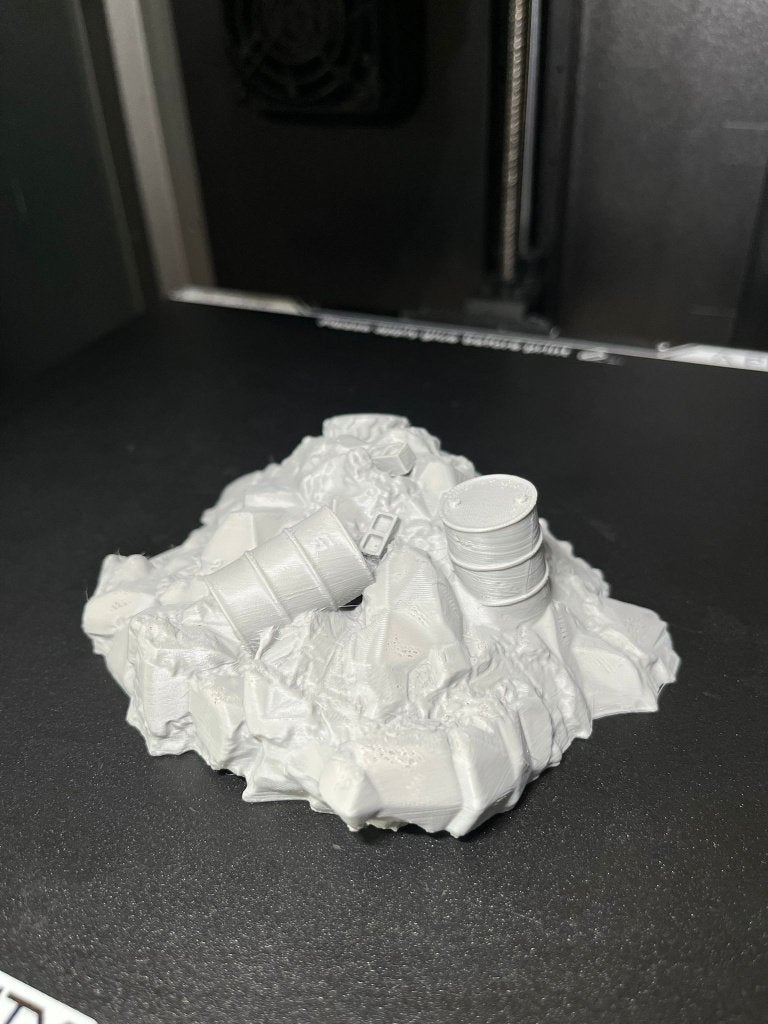 Tabletop Terrain – Scrapyard met Vaten (106x84mm), Hobby en Vrije tijd, Ophalen of Verzenden, Nieuw, Warhammer, Toebehoren