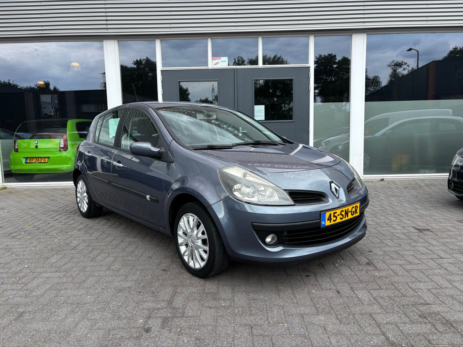 Renault Clio 1.6 16V Automaat 82KW 5-DRS AUT 2006 Blauw, Sound system, Zwart, 4 cilinders, 1165 kg