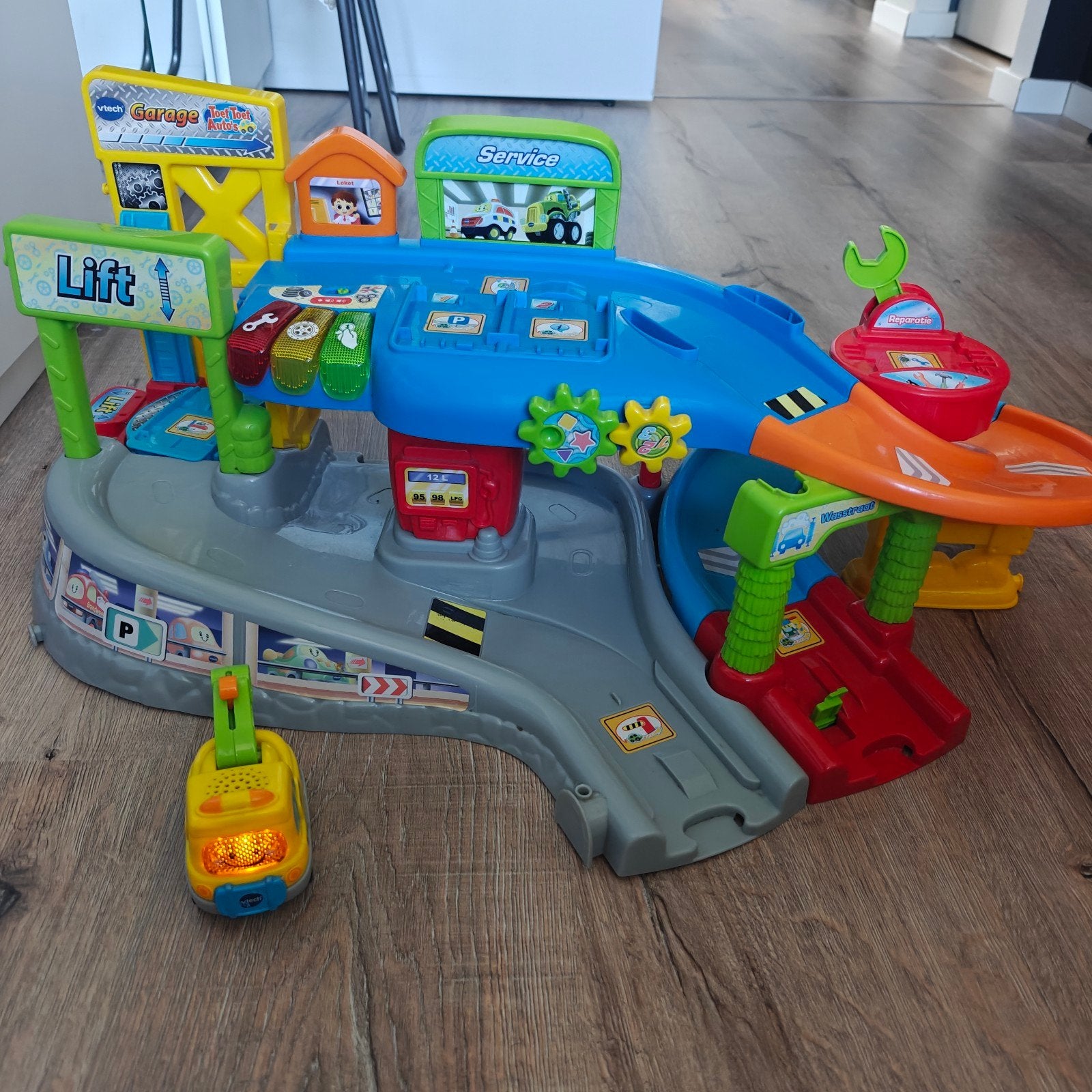 toet toet auto garage, Kinderen en Baby's, Ophalen, Zo goed als nieuw, 2 tot 4 jaar