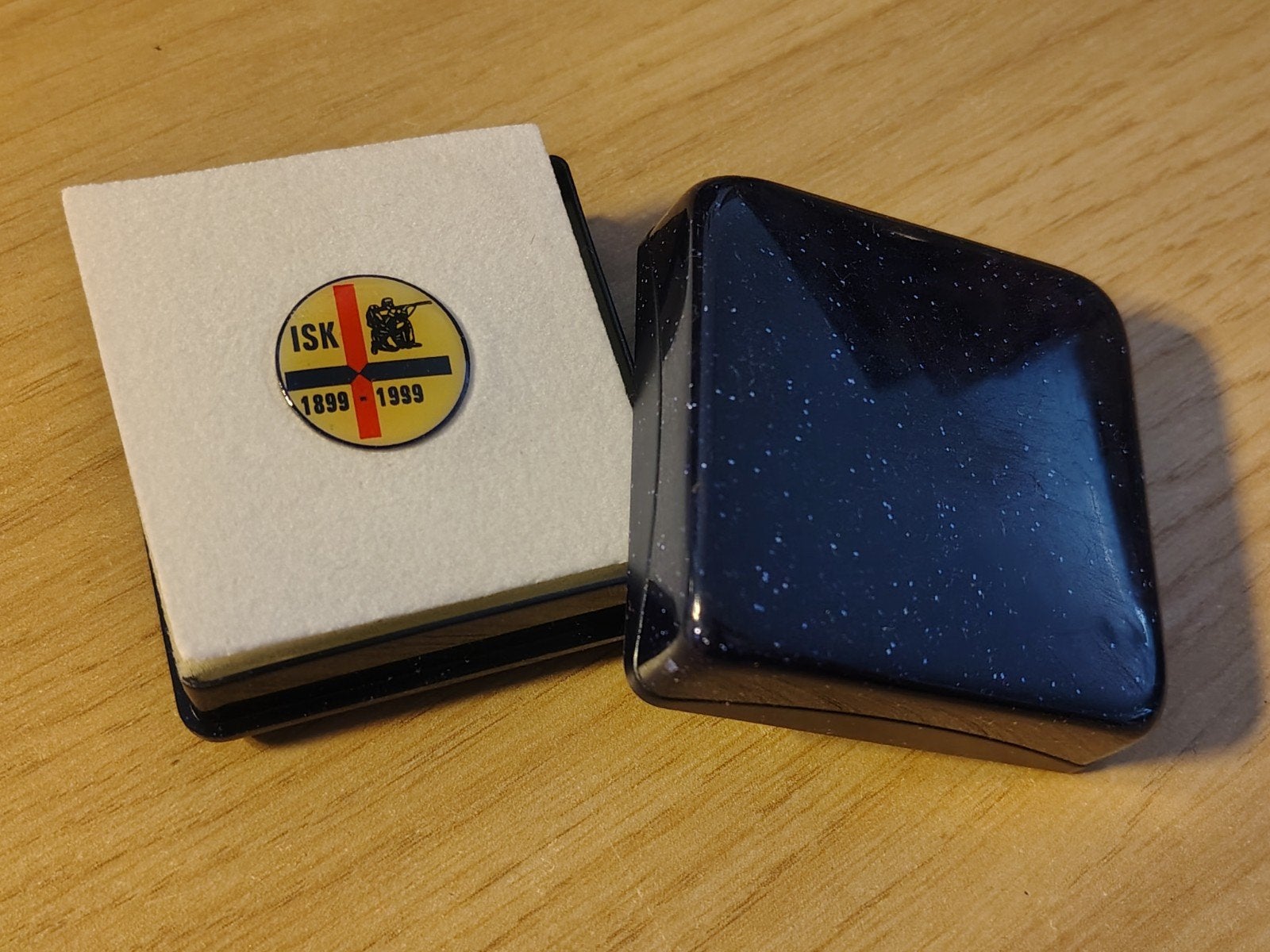 ISK 1899 1999 Speldje Pin, Ophalen of Verzenden, Landmacht, Embleem of Badge