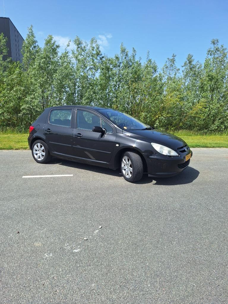 Peugeot 307 2.0 16V Gentry 5DR 2004 Zwart Nieuwe APK!, 136 pk, Zwart, 4 cilinders, 1194 kg