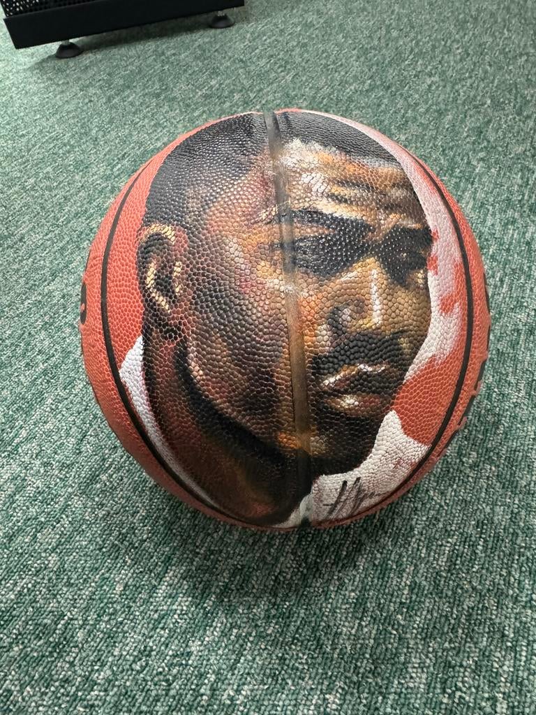 Uniek gesigneerde basketbal van Hakeem Olajuwon, Ophalen of Verzenden, Gebruikt, Overige sporten, Overige typen