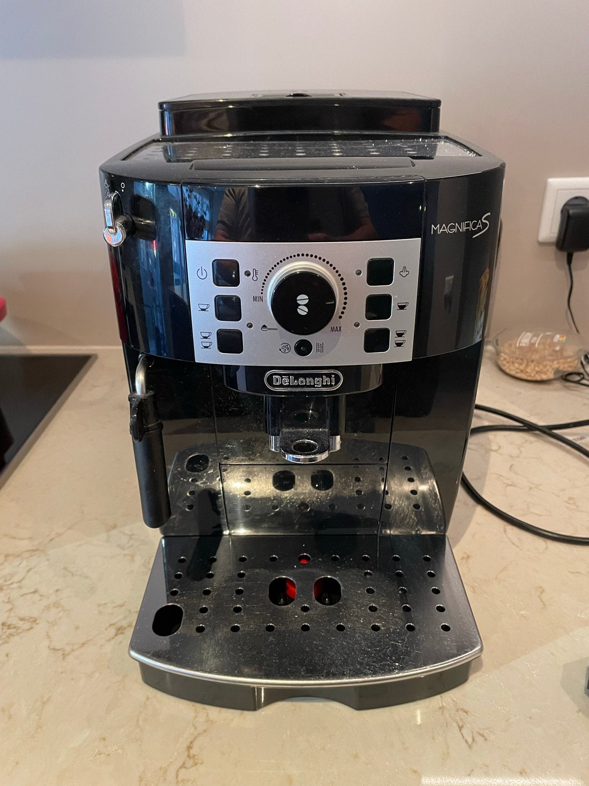 Defect DeLonghi Magnifica S Espresso Apparaat - Zwart, Afneembaar waterreservoir, Gebruikt, Espresso apparaat, 2 tot 4 kopjes