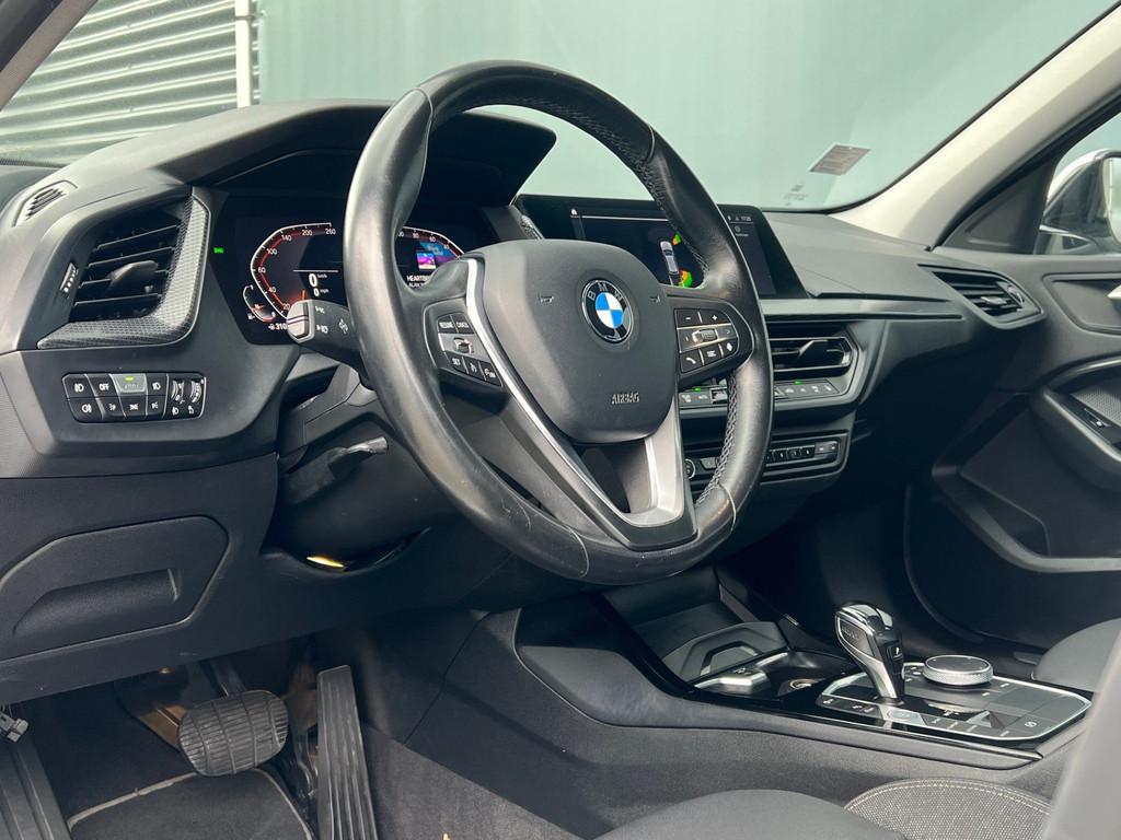 BMW 1-serie BWJ 2021 | 118i 136PK High Ex AUTOMAAT | SPORTST, Auto's, BMW, 136 pk, Gebruikt, Leder en Stof, Wit