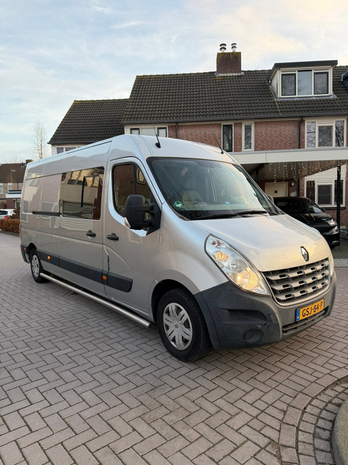 Renault 2011 zilvergrijs, Voorwielaandrijving, 145 pk, 2524 kg, Zwart
