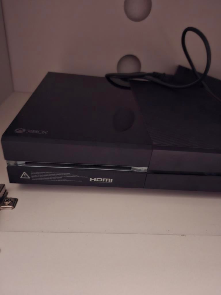 Xbox One te koop met 2 controllers en spellen, fifa 25, Gebruikt, Xbox One, Met 2 controllers, Ophalen of Verzenden