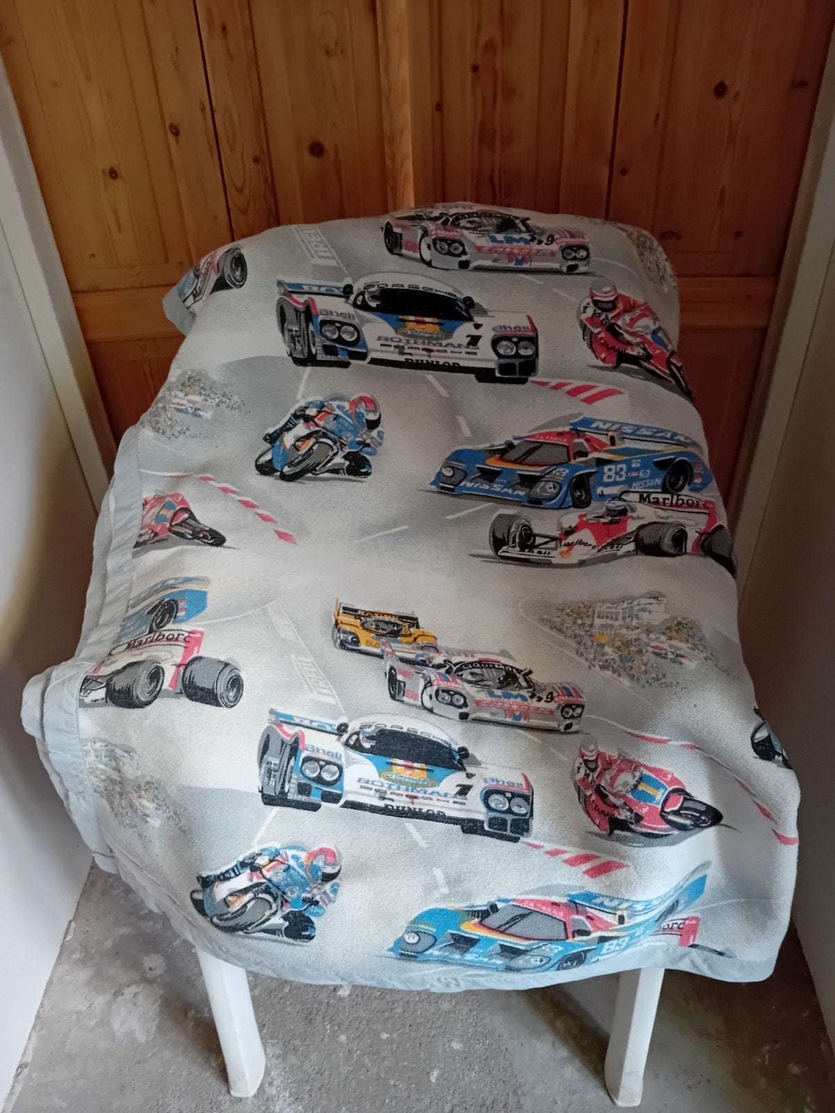 Speelkleed met auto s en motoren, Ophalen