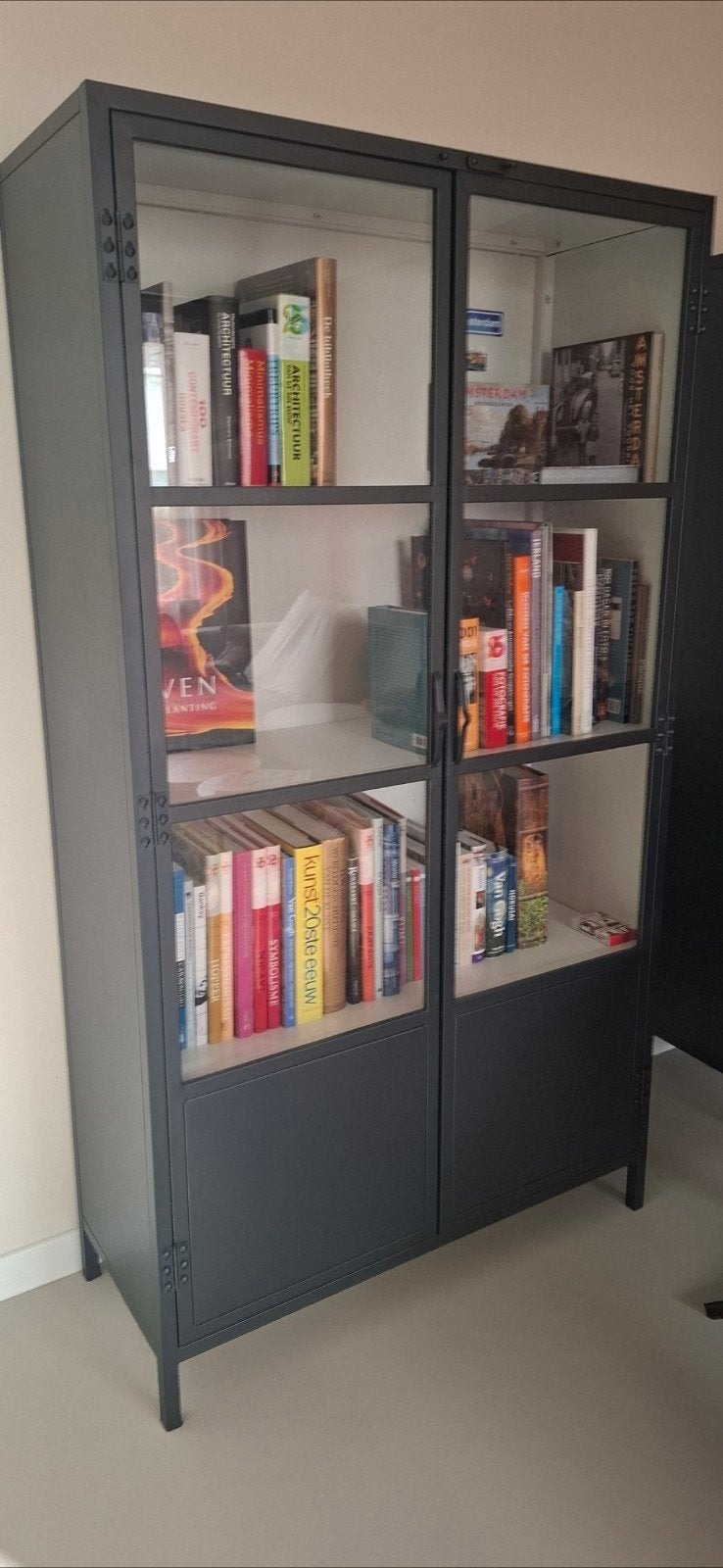 Zo goed als nieuwe zwarte metalen vitrinekast (2 stuks), Met deur(en), Zo goed als nieuw, Glas, 150 tot 200 cm