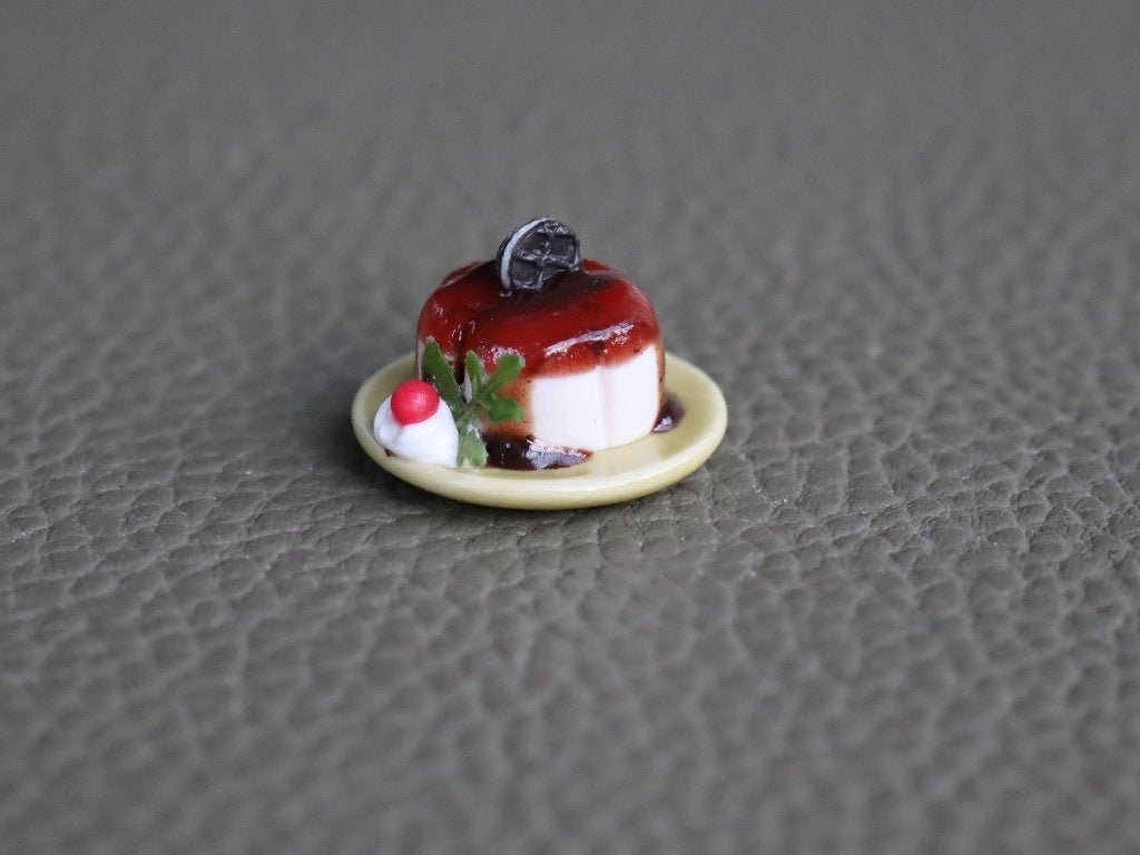 Vanille/roompudding met caramelsaus op porseleinen bord., Verzamelen, Ophalen of Verzenden, Nieuw, Gebruiksvoorwerp