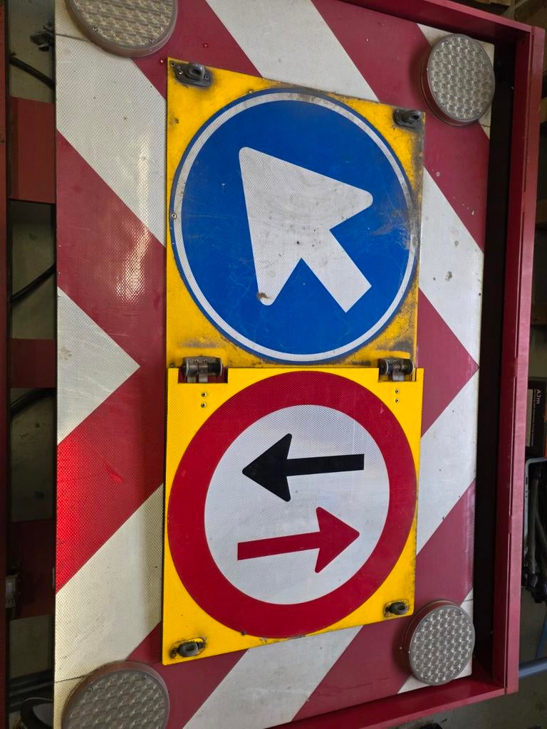 Opklapbaar actieframe met verkeersborden en verlichting, Ophalen