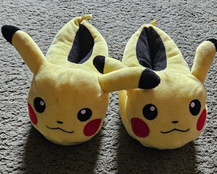 Leuke Pikachu Sloffen, Geel, Ophalen of Verzenden, Pantoffels of Sloffen, Gedragen