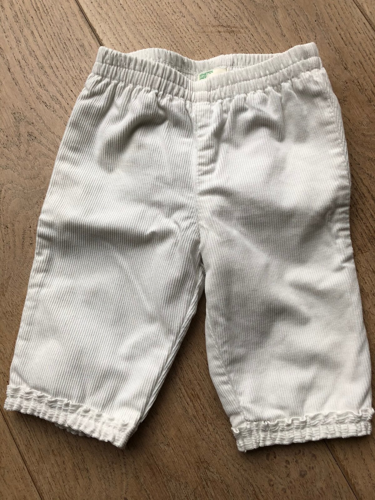 Wit ribbroekje met roesjes, maat 56, Benetton, Kinderen en Baby's, Babykleding | Maat 56, Ophalen of Verzenden, Zo goed als nieuw