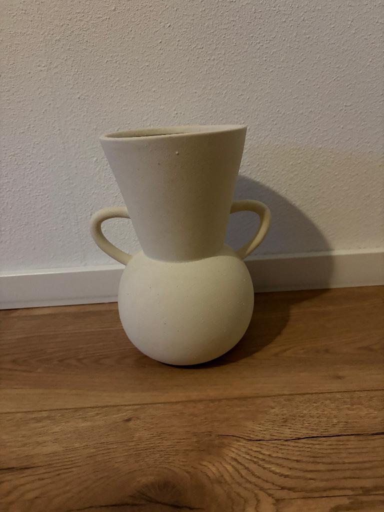 Witte/ beige vaas met oren, Wit, Aardewerk of Porselein, Nieuw, Ophalen of Verzenden