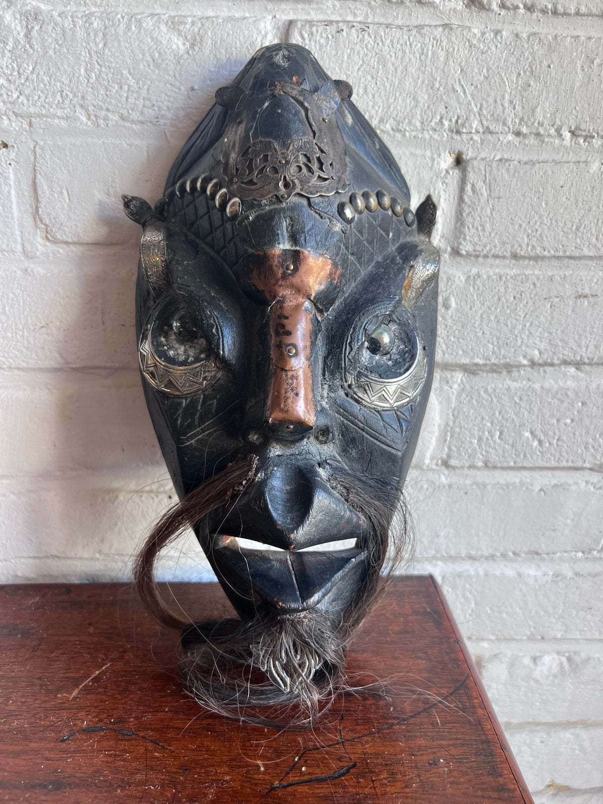 Afrikaans masker met echt haar en metaal, Antiek en Kunst, Ophalen of Verzenden