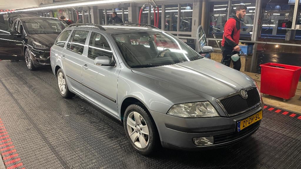 Skoda Octavia 1.6 Combi 75KW 2008 Grijs Youngtimer 2008, Auto's, Skoda, Voorwielaandrijving, Zwart, 4 cilinders, Mistlampen