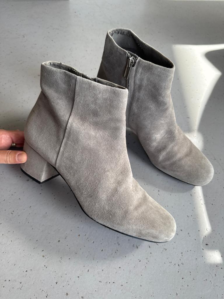 Sam Edelman suède enkellaarsjes grijs maat 40 (US 9), Kleding | Dames, Schoenen, Lage of Enkellaarzen, Ophalen of Verzenden, Zo goed als nieuw