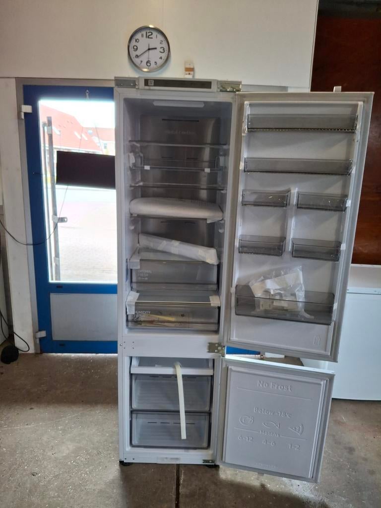 Nieuwe samsung koel-vriescombinatie1 BRB30705DWW sleepdeur, Witgoed en Apparatuur, Koelkasten en IJskasten, Samsung@yahoo.com