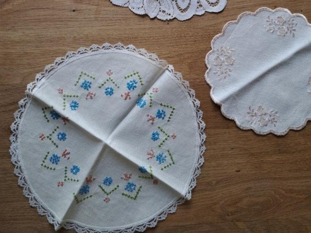 Set van 2 vintage geborduurde onderzetters/kleedjes, Antiek en Kunst, Ophalen of Verzenden