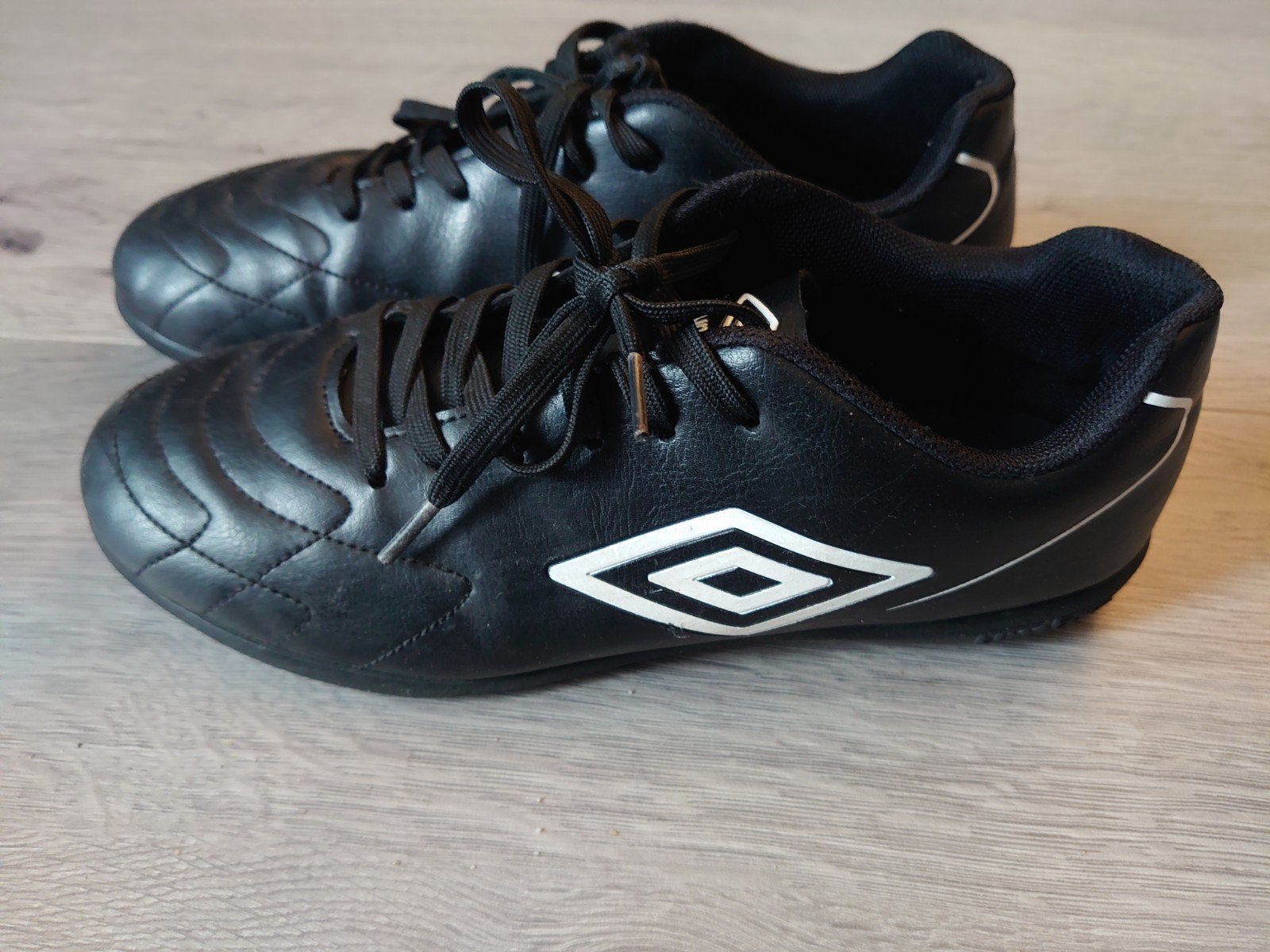 Umbro voetbalschoenen - Zwart - Maat 37, Maat S, Ophalen of Verzenden, Zo goed als nieuw, Schoenen